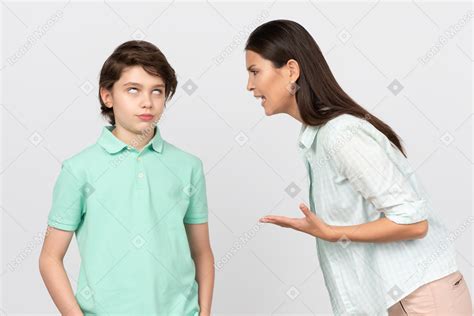 madre enojada termina perdonando a hijo con follada subtitulos .